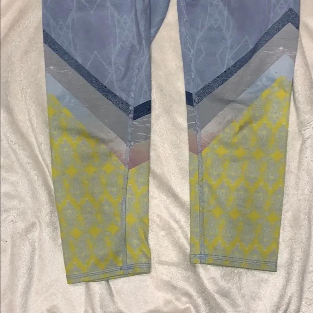 Alo Blue and Yellow Print Cropped Leggings | Sz S